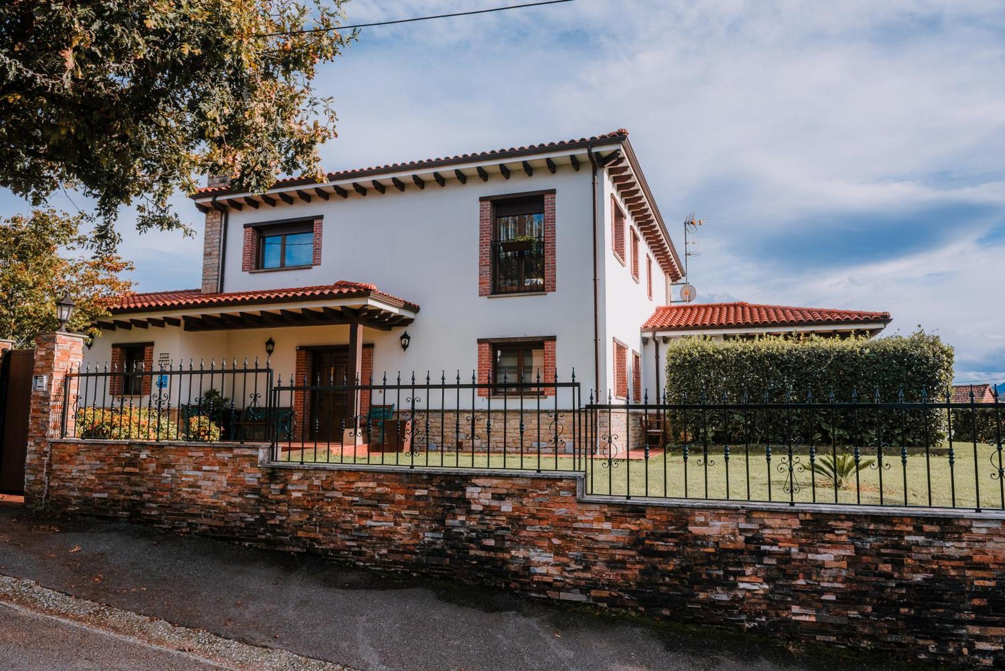 Villa Tiviti Oviedo Exterior photo
