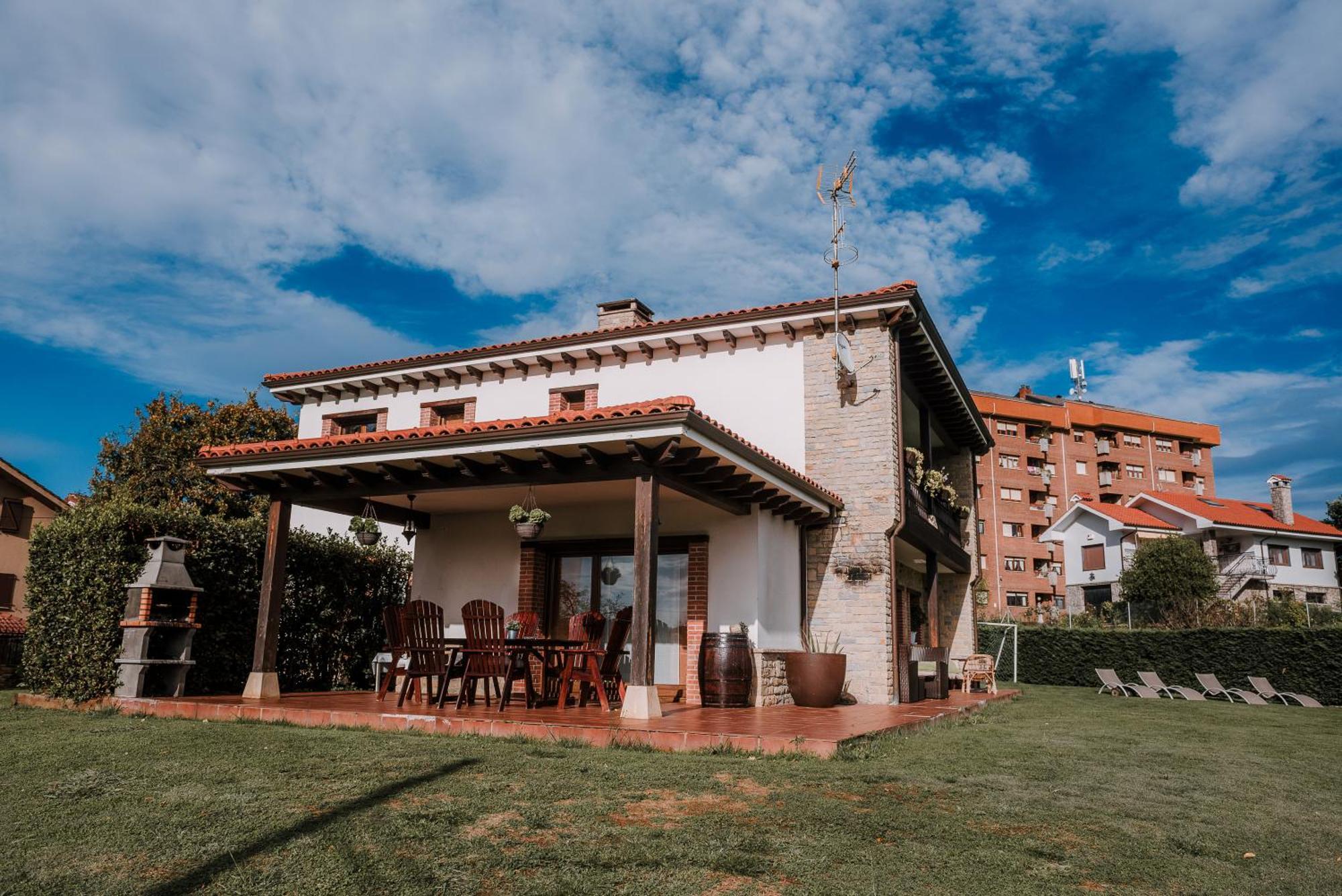 Villa Tiviti Oviedo Exterior photo