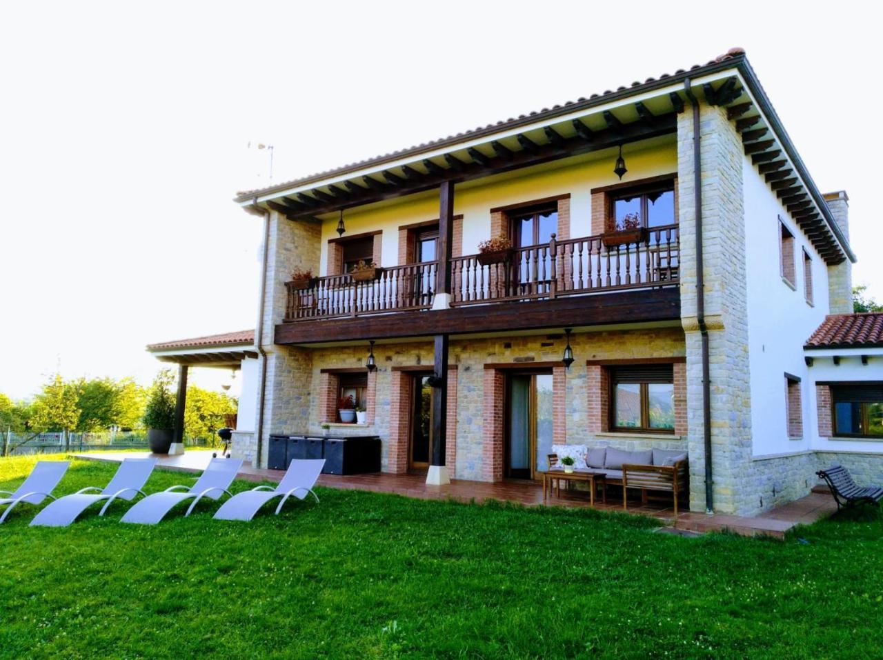 Villa Tiviti Oviedo Exterior photo